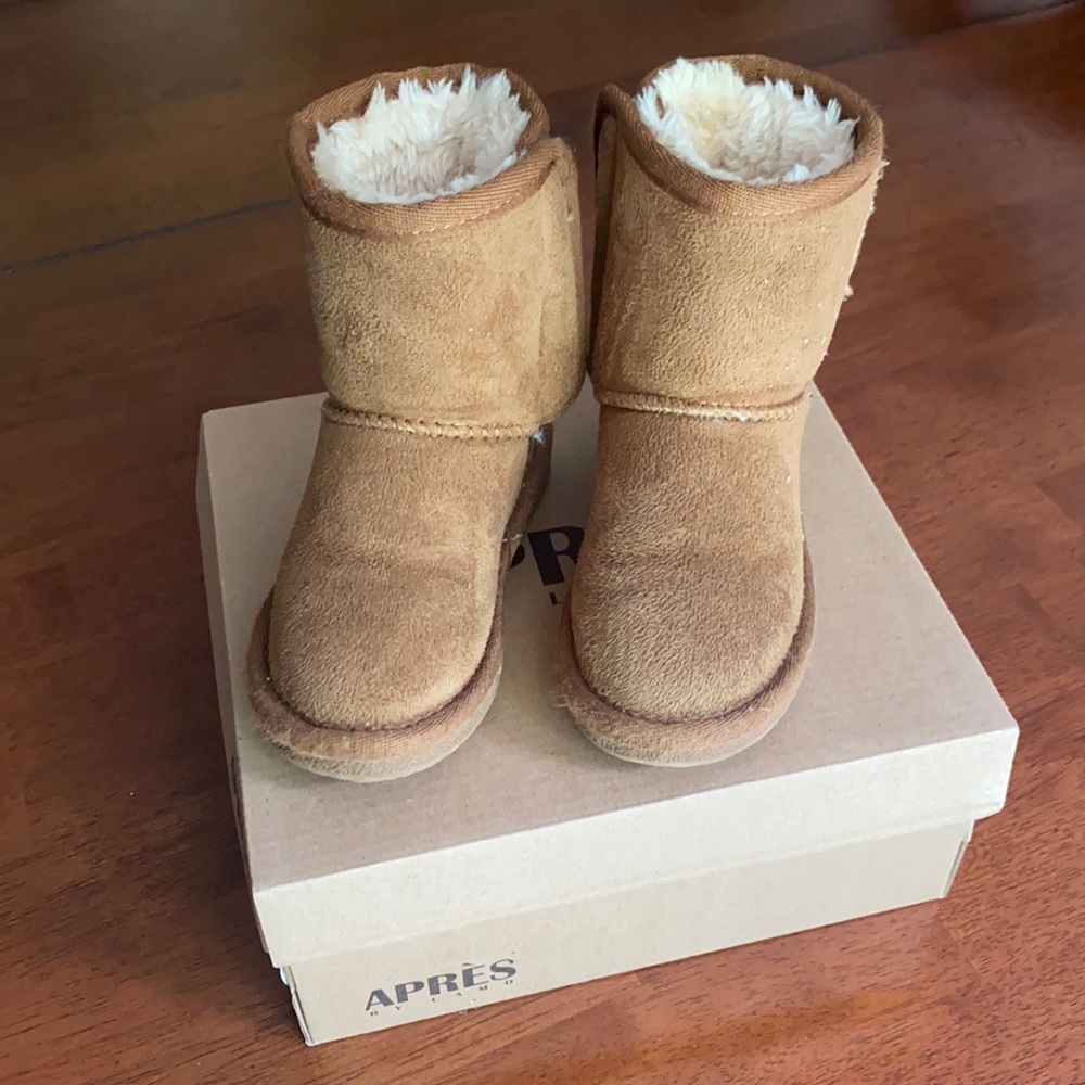 Apres by Lamo Kid’s Classic Velcro Boot.